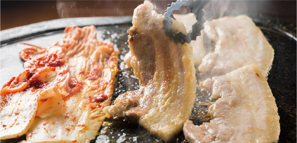 【食材のこだわり】 熟成豚の旨味濃厚三枚肉「特製サムギョプサル」